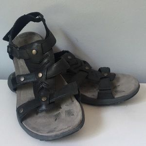 Merrell Woman’s Sandals Size 8 black